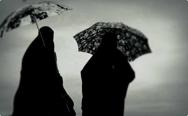 傘をさす二人