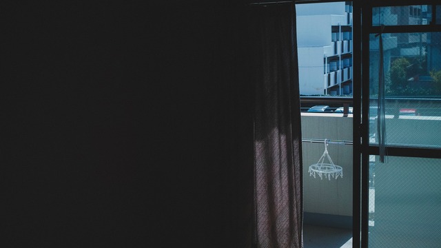 【怖い話】隣のビルの窓から女がずっとこちらを見ている