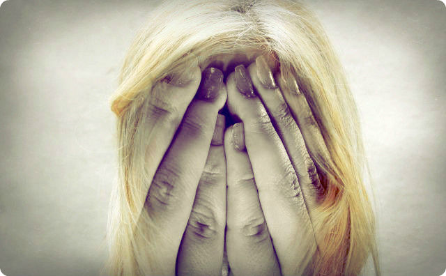 女性、落ち込む