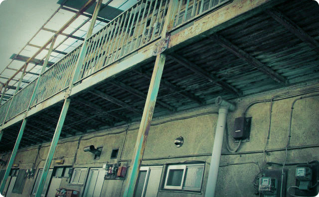 【不気味】誰も住んでいないボロアパートに、年中貼られたままの貼り紙がある