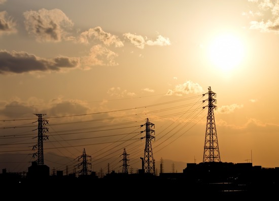 【不可解】「え？何あれ…」高圧電線に何かがぶら下がってる…