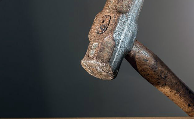 【衝撃】DQNカップル、ヤバいおっさんに絡まれハンマーで頭を割られる