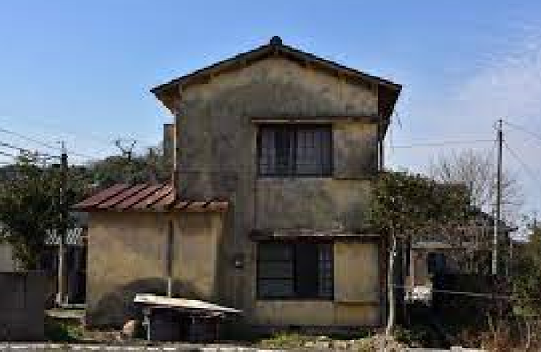 【恐怖】この家、空き家っぽいのに新聞が配達されてる→中に入ってみると…