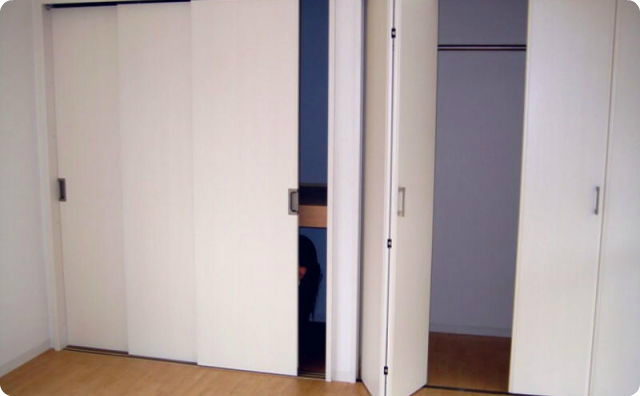 不動産屋の写真に謎の人影