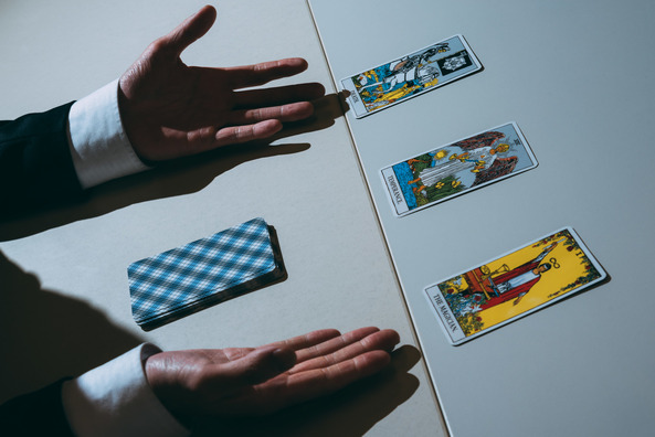 【芸能人の怖い話】占い師「こっちのほうから妖しい気が感じる…。ここね」→エアコンの裏からヤバいもん出てきた…