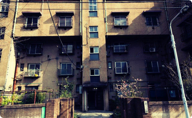不気味なマンション