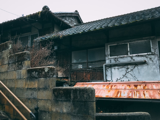 【実話】近所で有名な『幽霊が出る家』、ヤバすぎる…