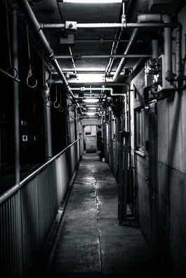 【サラッと怖い話】エレベーターの中に、男がひとりだけ立っている…