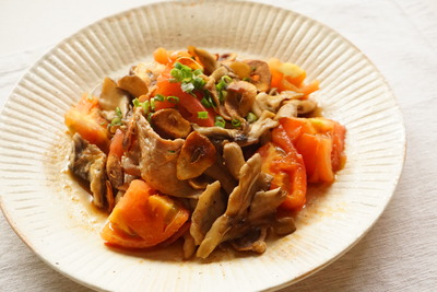 ★横 疲労回復に!トマトと舞茸のガーリックポーク炒め