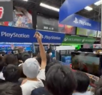 動画 転売ヤーのポケモンカード争奪戦が地獄絵図ｗｗｗｗ 任天党 にんてんとう