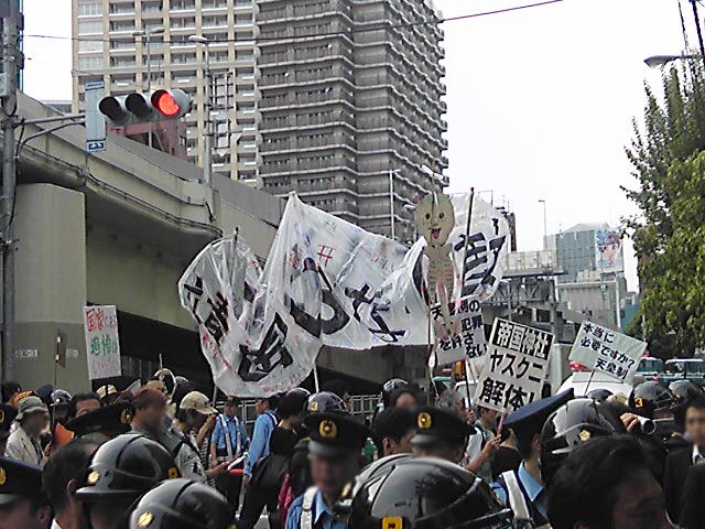 平成22年8月15日16時頃の靖国神社周辺の様子 民主党政権から日本を守ろう 平成22年8月15日16時頃の靖国神社周辺の様子 民主党政権から日本を守ろう