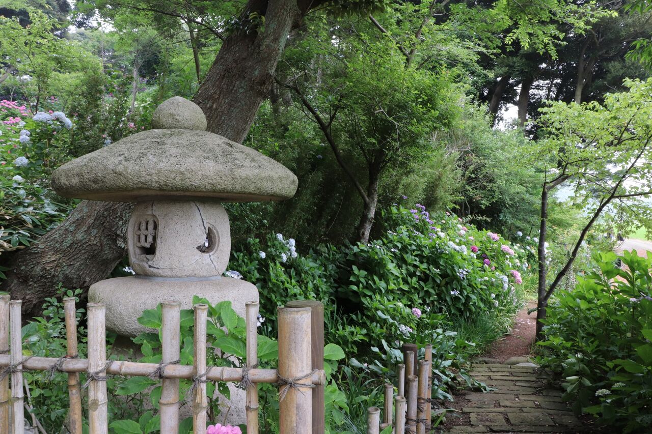 真壁石燈籠」時を超える美の灯りで庭に和の風情を : にっぽんの