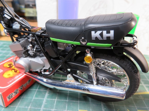 シートの質感(ハセガワ1/12カワサキKH-400製作記) : つれづれプラモ製作記