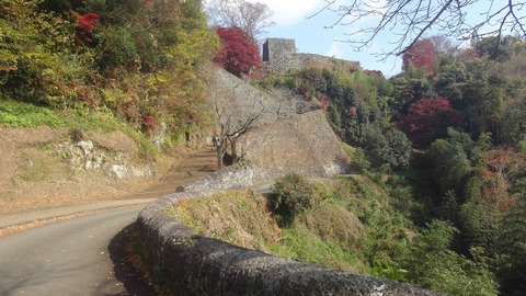 岡城址入口