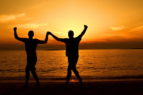 silhouette-people-on-beach-at-sunset-315843