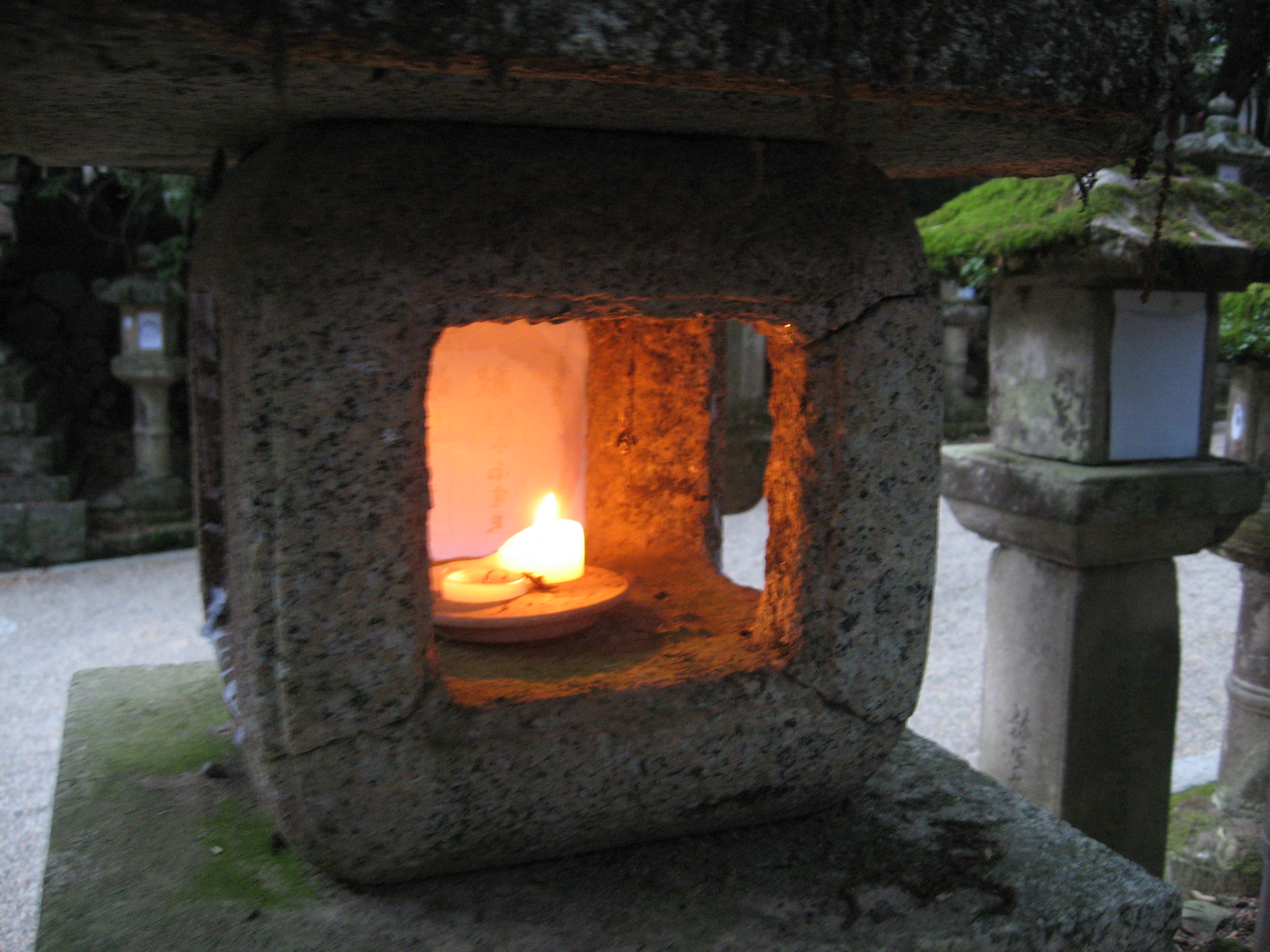 年代物の灯篭です。 うき