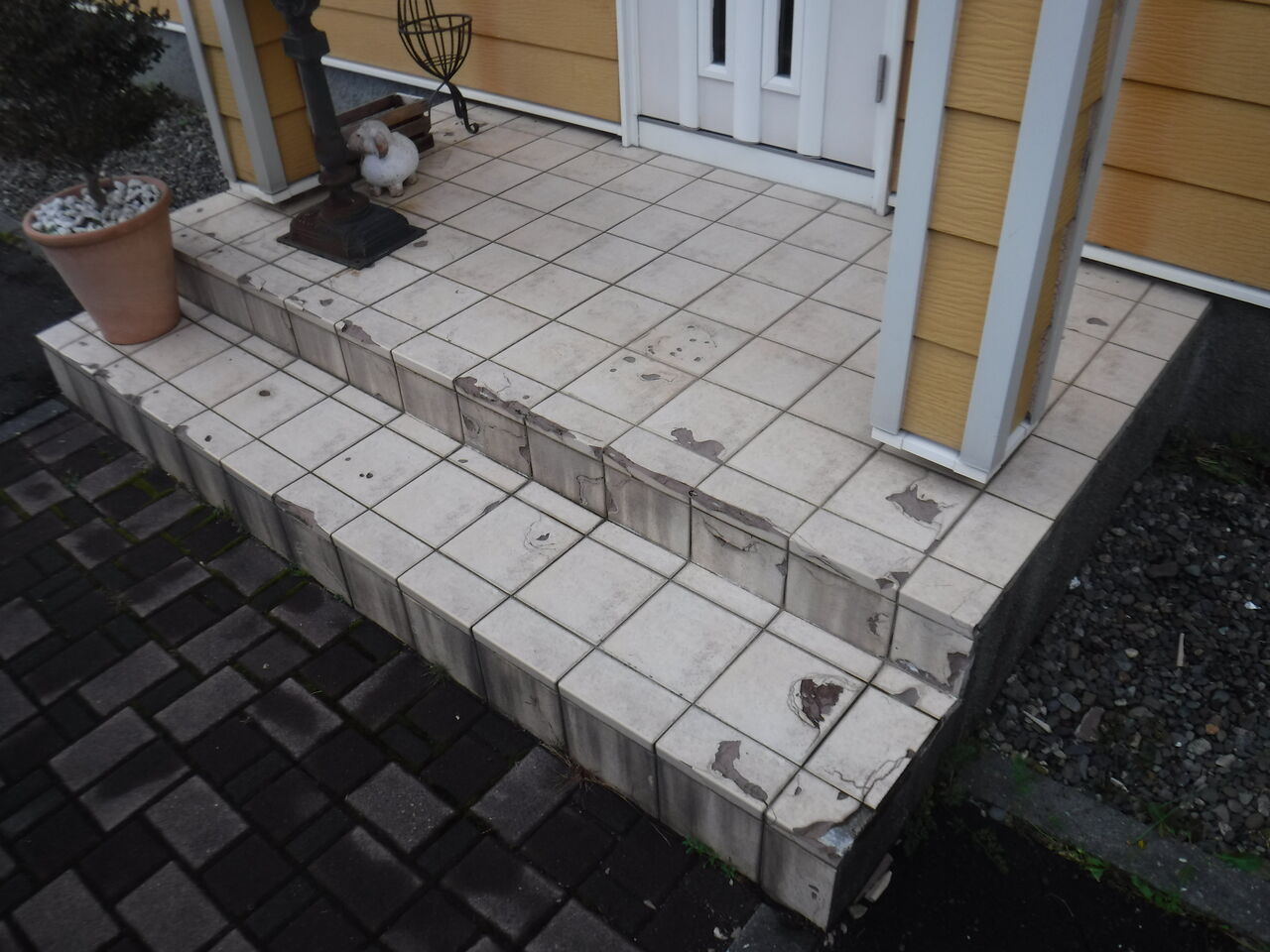 千歳市 玄関タイル張替え工事 ニシムラ塗装 手塚の現場日記