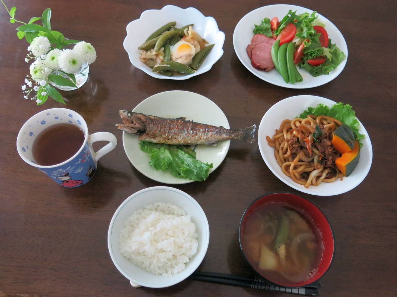 ヘルシーランチ イワナの塩焼き 焼きうどん 野菜サラダ おばちゃんのブログ