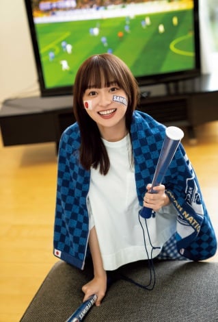 日向坂46影山優佳、ヤンジャン表紙初登場 キュートな日本代表ユニ姿を披露(画像あり)