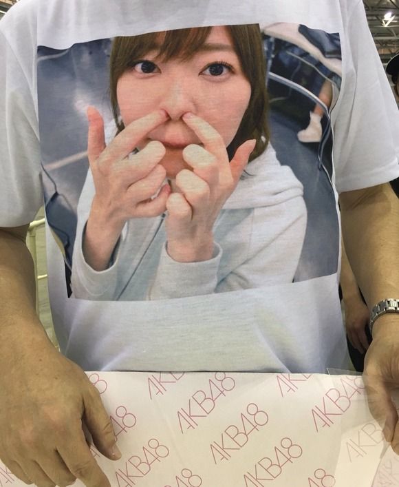 指原公式グッズのTシャツが鼻クソをほじってる写真な件 	（画像あり）