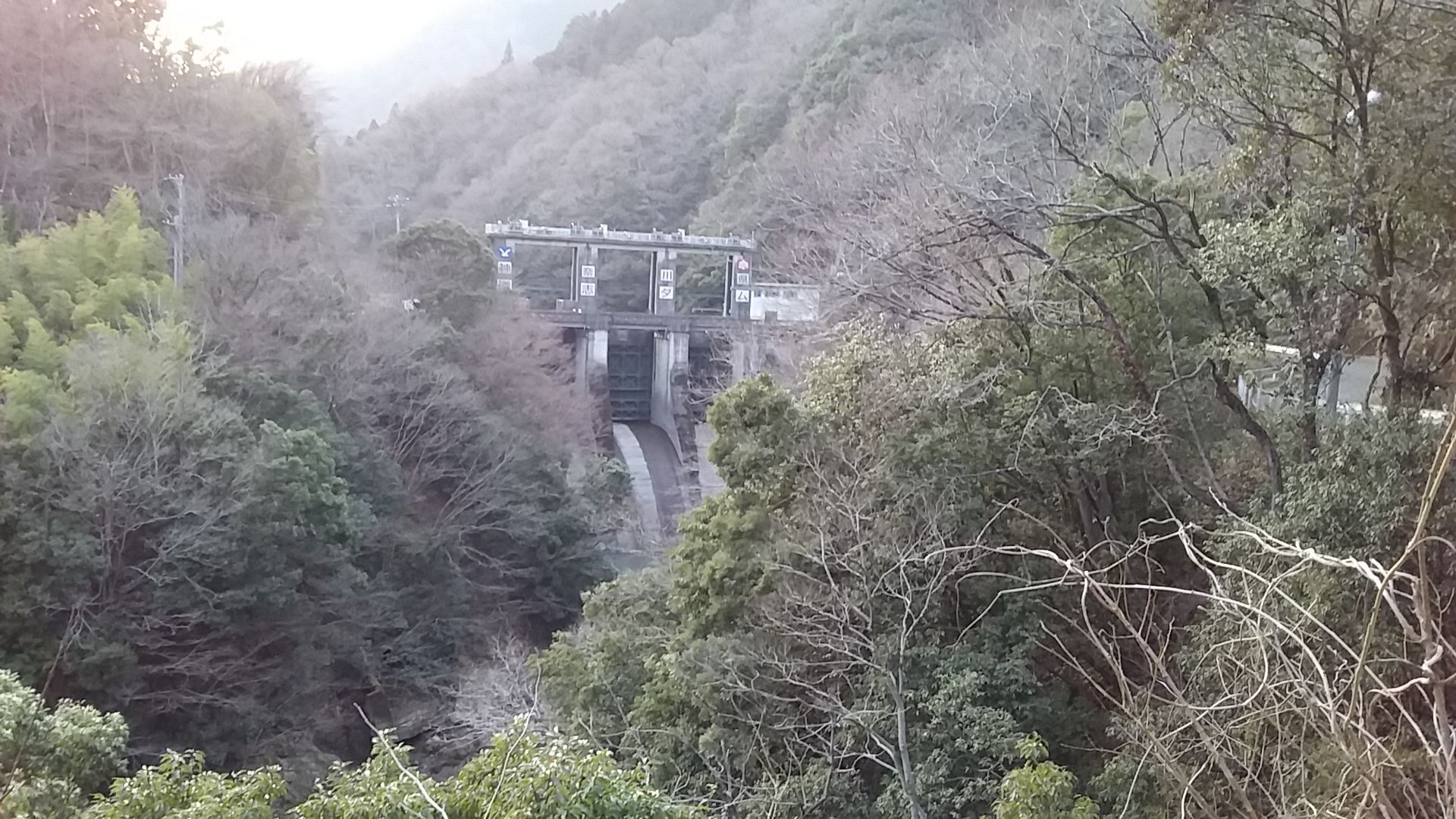 国道４１３号を迂回して道志村に行ってきた 悠々自適にメモ帳開いて