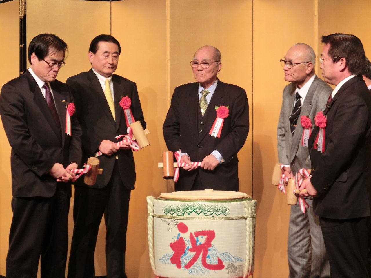 日本体育大学相撲部　マネージャー部屋
      平成２３年度　学生選手権団体優勝　祝勝会