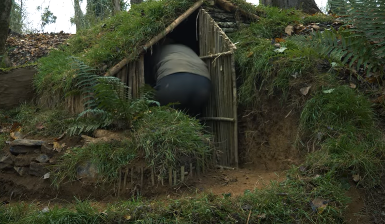 Building complete and warm survival shelter | Bushcraft earth hut ...