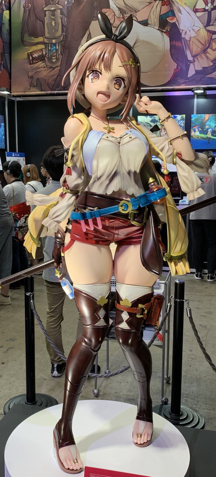 『ライザのアトリエ』等身大フィギュアがエロすぎて街中で突然勃起する人が続出wwwwww