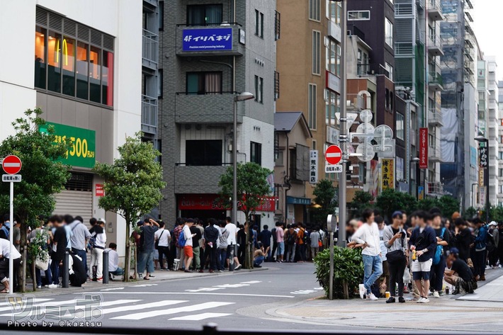 【画像あり】まどマギの鹿目まどか生誕祭で秋葉原に既に1000人以上のスロプーが並ぶwwwwww