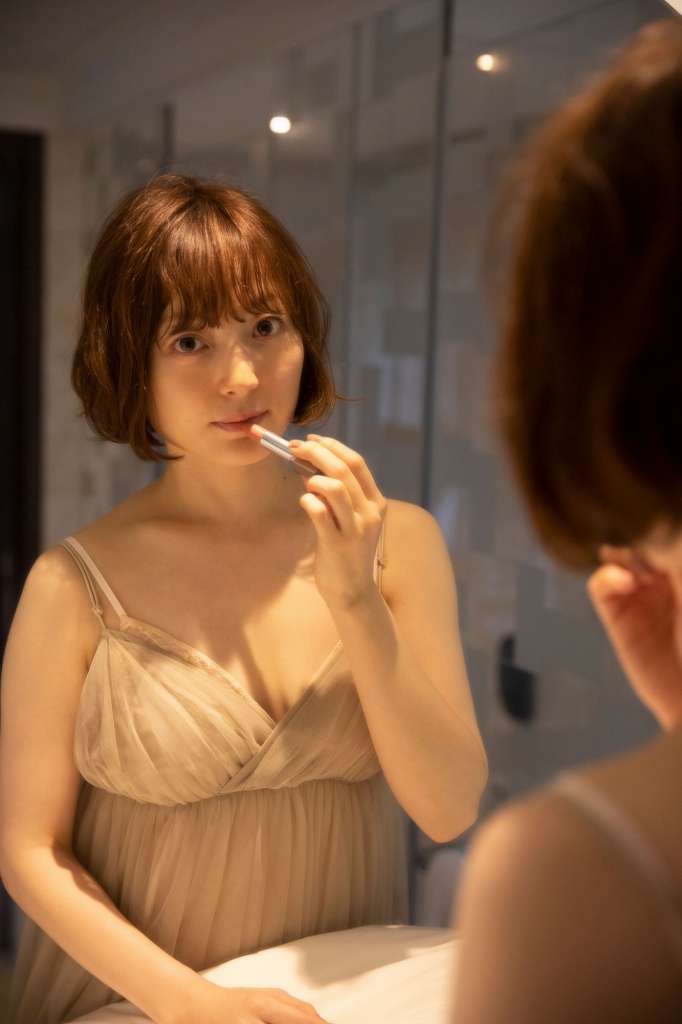 【朗報】声優の花澤香菜さん、30歳の節目にシコられたい欲が溢れセクシー姿を披露www