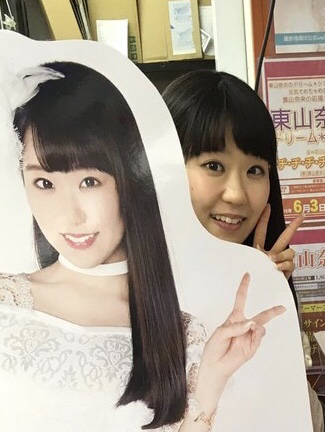 【画像】大人気声優さん、わざわざ修正済みの等身大パネルと並び、無修正でも可愛いアピールwww