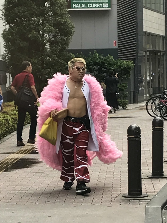 【朗報】歌舞伎町にてドフラミンゴ41歳、発見されるｗｗｗ