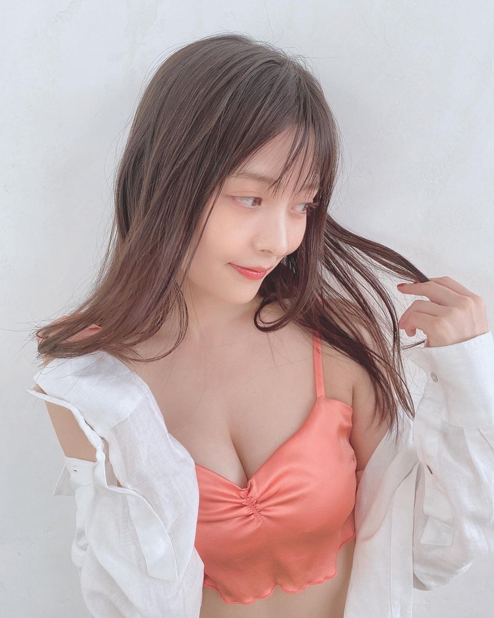 【最新画像】上坂すみれさん、谷間ガッツリ出したエチエチ美乳をお見せになられるw w w w w w w w