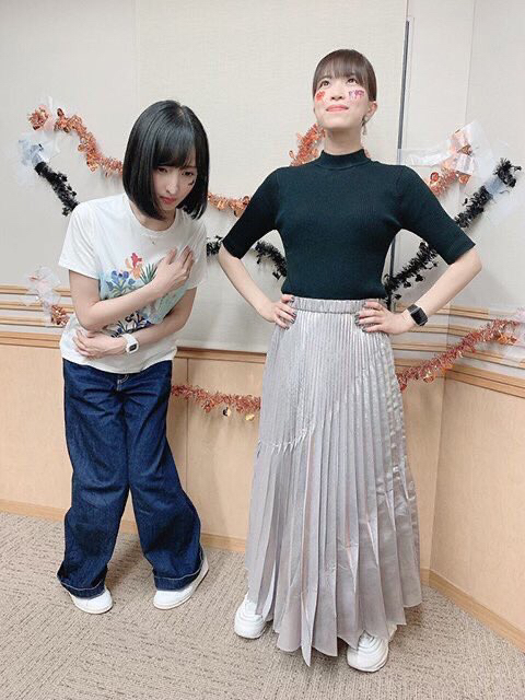 【画像】声優の佐倉綾音さん、内股気味になってて可愛いんやが……