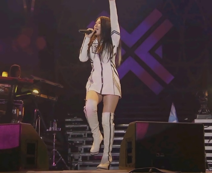 【画像】ドスケベ女声優さん、ライブでムチムチ太ももとパンチラ連発ｗｗｗ