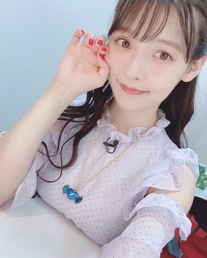 【画像】上坂すみれさん、ついに机に巨乳エロっぱいを乗せるという最終手段に出るｗｗｗ（画像あり）