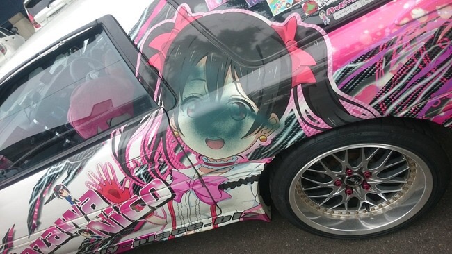 【悲報】ラブライブ!の痛車、スプレーでめちゃくちゃにイタズラされるwww