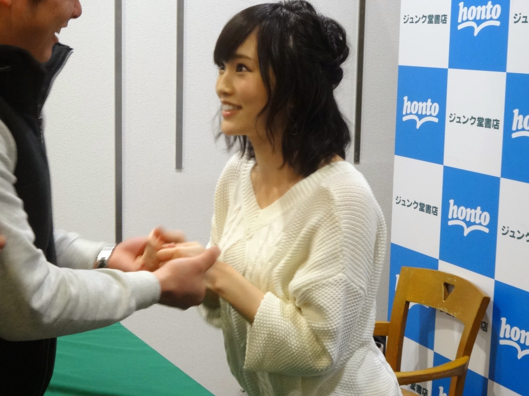 上から 刮目せよ これが山本彩の握手会だ 谷間 Nmb48まとめスピリッツ