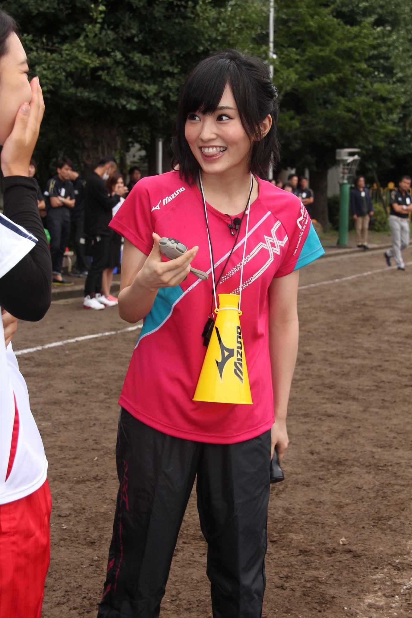 Nmb48山本彩が ミズノ部活応援宣言 のサプライズイベントで東京都立小平南高等学校を訪問し マネージャーに挑戦 Nmb48まとめスピリッツ