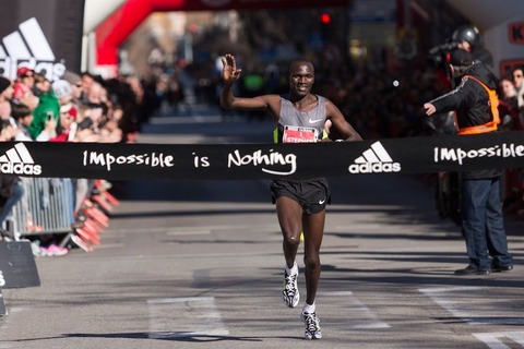 Stephen-Kiprotich-creuar-linia-Granollers_ARAIMA20130203_0265_20