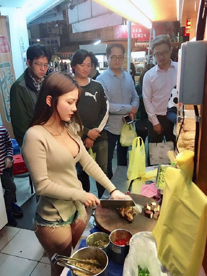 【画像】 肉屋のアルバイト女性店員がエロすぎて隠し撮りされる・・・（画像あり）