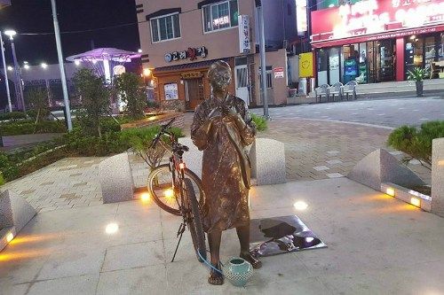【韓国人の民度】慰安婦像　勝手に駐輪場として活用される ｗｗｗｗｗｗｗｗｗｗｗｗｗｗｗｗｗｗｗ