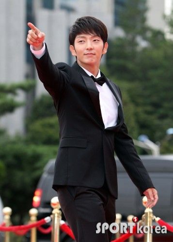 ファンの忠告と内なる自分の声に耳を傾け イ ジュンギを突き動かす原動力とは 恋する干しぶどう Z 新館