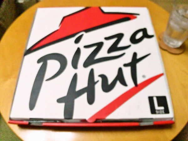 バカッター 国士舘大学生 ピザハットでピザ生地を顔に貼り付ける姿をツイート 炎上中 公式はガン無視ｗｗ 2ch 芸スポまとめ