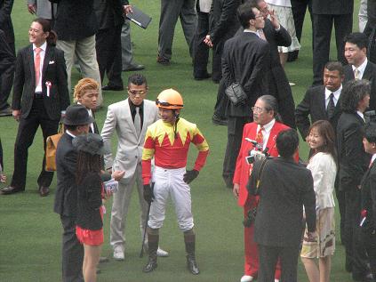 日本ダービー 写真付き特派員リポート 馬よりも先に亀田親子 関口会長がパドックに登場 ｎｏ ｇｕｔｓ ｎｏ ｇｌｏｒｙ