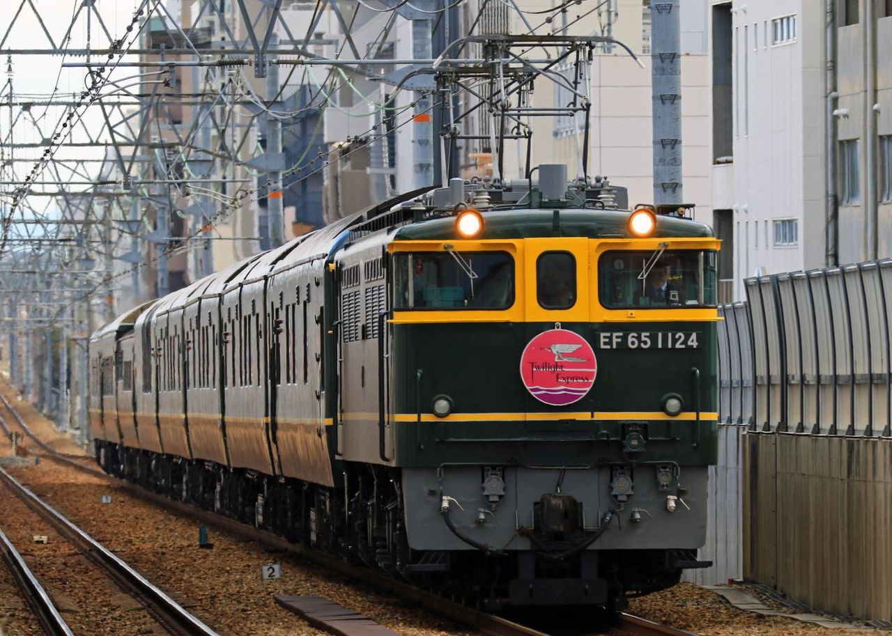 JR西日本 EF65-1124号機 トワイライト色牽引
