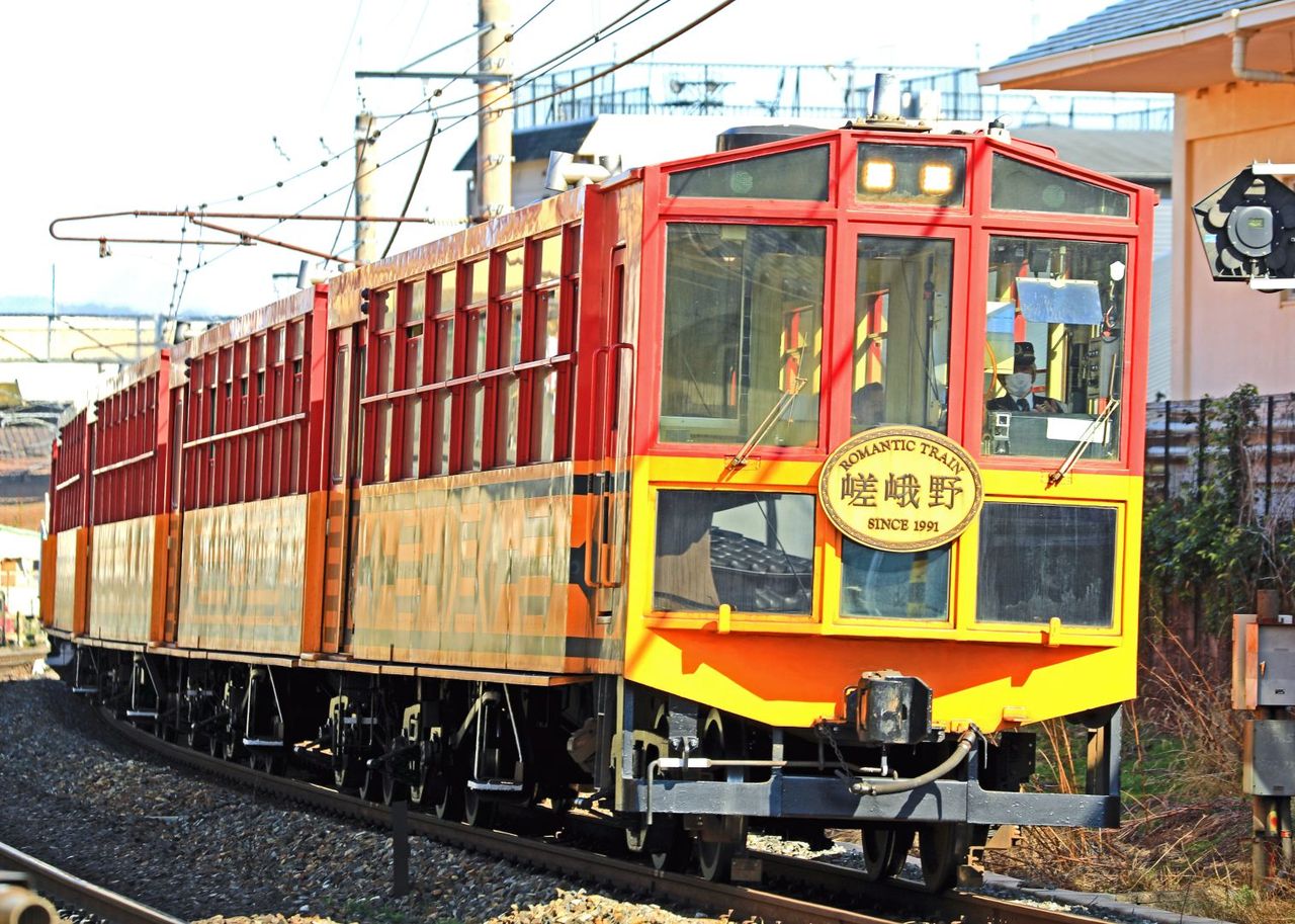 嵯峨野観光鉄道 DE10-1104号機牽引 鉄道むすめ「嵯峨ほ