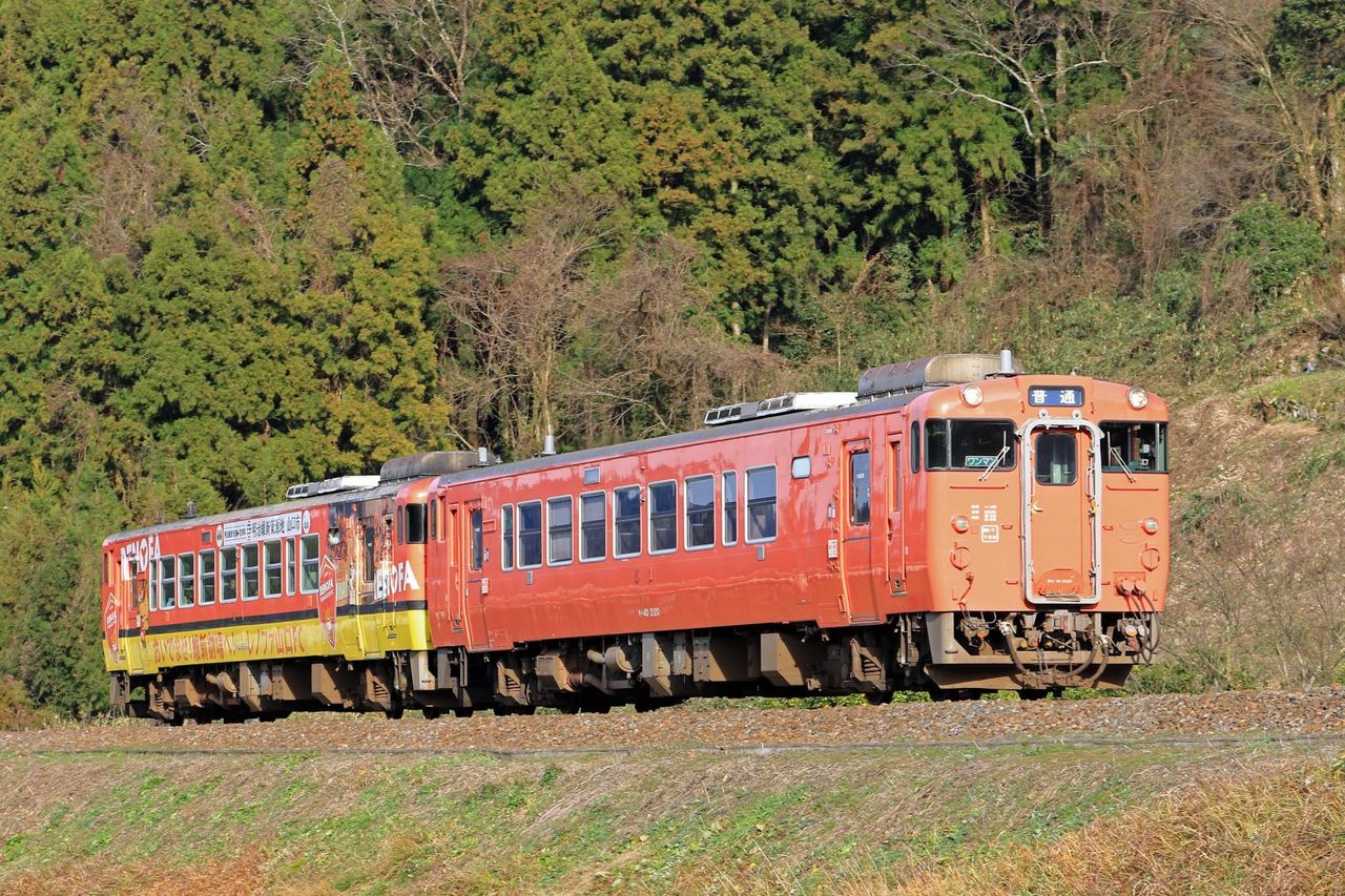 JR西日本 キハ40-2120首都圏色＋キハ40-2076レノファ