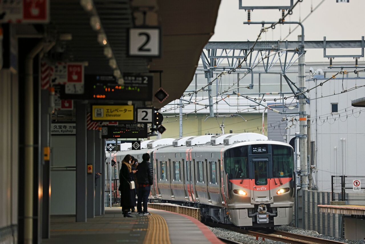 JR西日本 227系500番台「Urara」R1+R2+R3編成 出場試運転@城北公園通駅 : 鐵道写真公開所 参号機