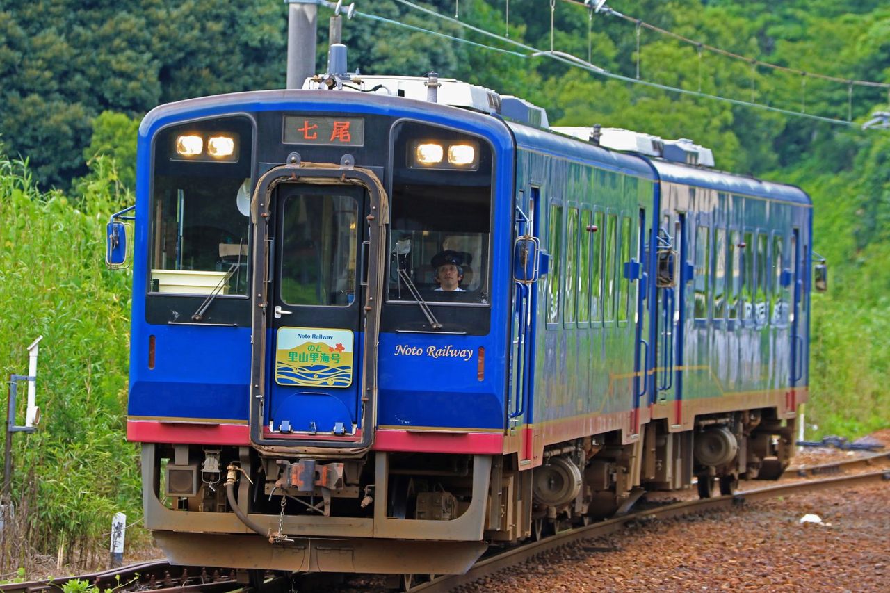 のと鉄道 NT300形気動車NT301+302号車「のと里山里海号」 鐵道写真公開所 参号機 のと鉄道 NT300形気動車NT301+302号車「のと里山里海号」 鐵道写真公開所 参号機